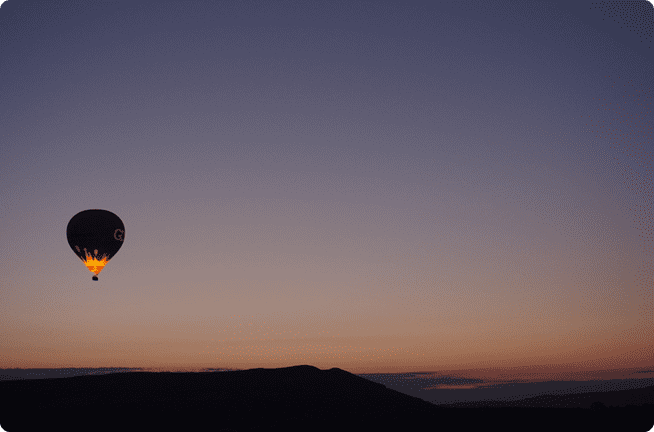 夕焼け空に浮かぶ熱気球